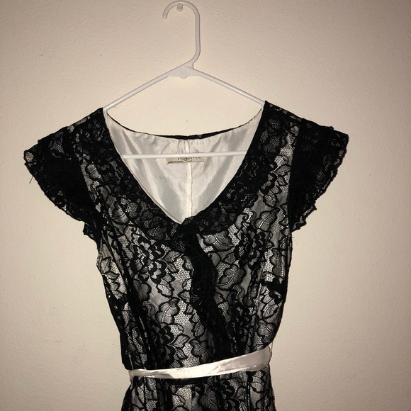 Nice lace dress - Picture 4 of 5